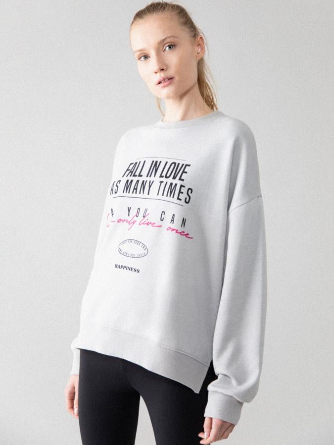 En gris perla con estampación de texto a contraste en negro y rosa, esta sudadera de corte holgado de Lefties viene con cuello redondo, aberturas laterales en los bajos elásticos y puños también elásticos. Cuesta 6,99 euros y está disponible entre las tallas S y XL.