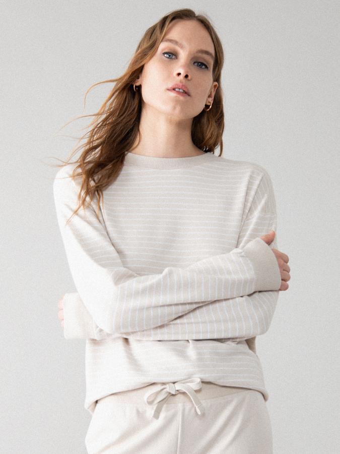 En color beige con estampado de rayas a contraste en blanco, esta sudadera de Lefties con cuello, puños y bajo elásticos tiene un precio de 6,99 euros y está disponible entre las tallas S y XL.