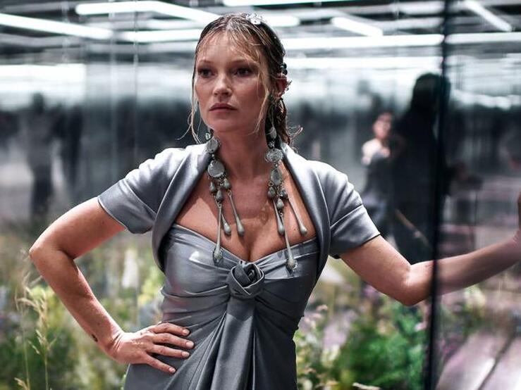 Fotos: Kate Moss, Naomi Campbell y Demi Moore, entre el estelar reparto de amigas que han acompañado a Kim Jones sobre la pasarela en su debut al frente del desfile de Alta Costura de Fendi