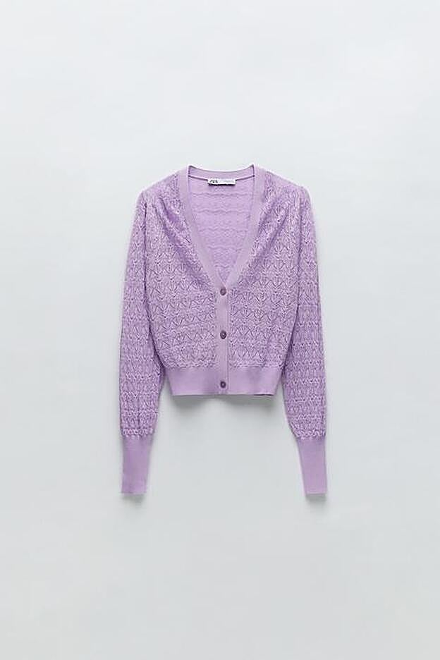 Cárdigan calado en color lila y con mangas abullonadas de las rebajas de invierno de Zar a (9,99 euros)