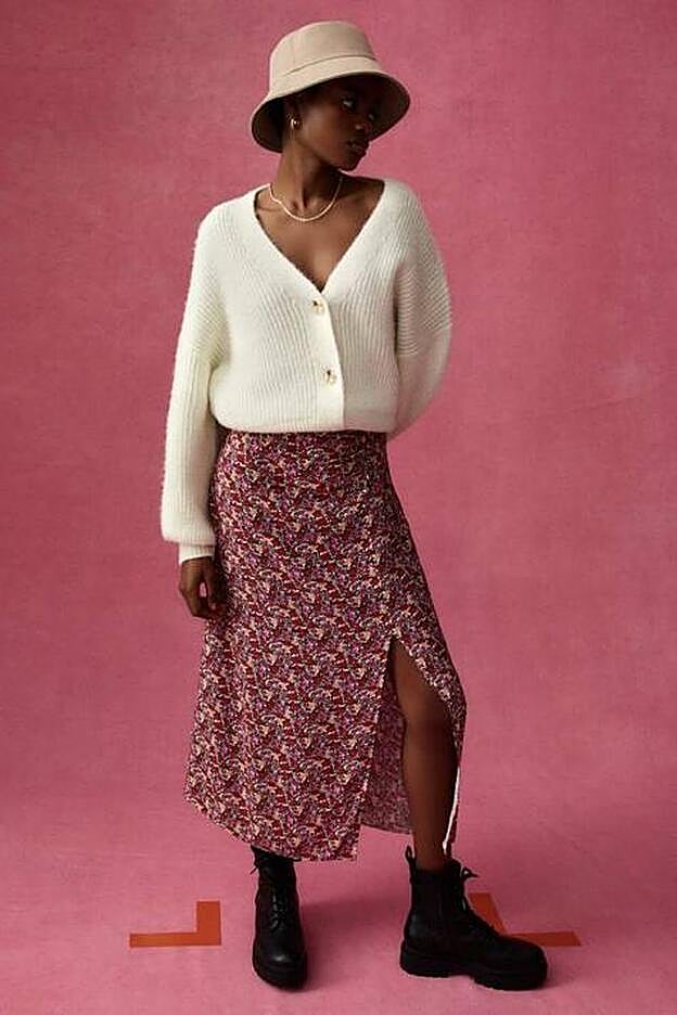 Chaqueta de punto y falda midi de flores.