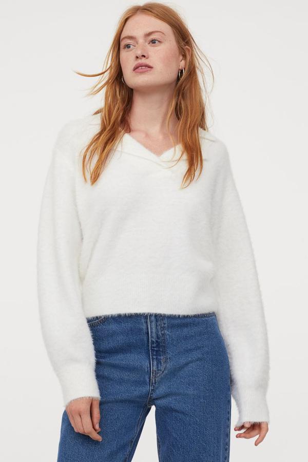 Este jersey de H&M en punto suave peludo con cuello camisero y escote cruzado en V viene con mangas globo extralargas y ribete de canalé en puños y bajo. De 29,99 euros ha pasado a costar 15,99 euros y está disponible únicamente en la talla M.