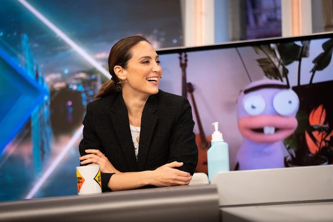 Como cuenta Montse Nieto, estilista de Tamara Falcó, su blazer es de The Kooples, y está hecha en un "tejido con un poco de brillo que te sirve para un look de día como de noche, y tiene un corte crop es súper tendencia!".