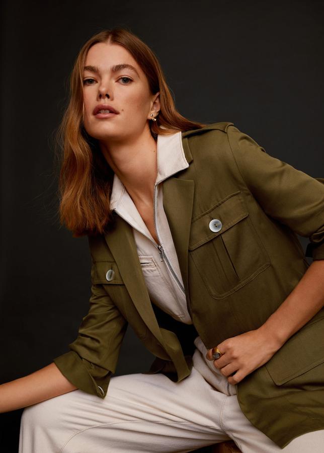 Chaqueta estilo sahariana en color vrde caqui con bolsillos de la nueva colección de Mango Outlet (39,99 euros)
