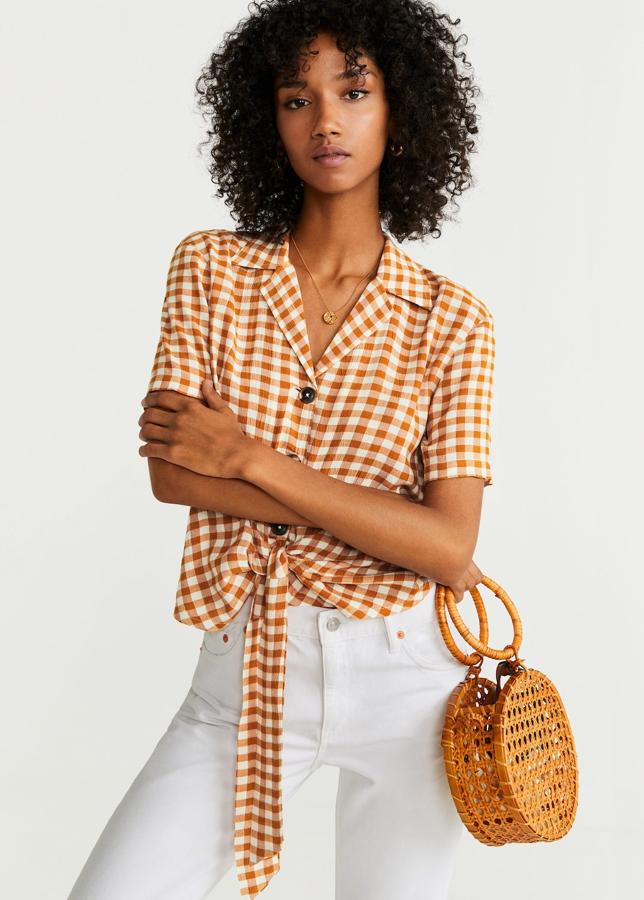 Camisa de manga corta, anudada a la cintura y con estampado de cuadros vichy en naranja de Mango Outle (17,99 euros)