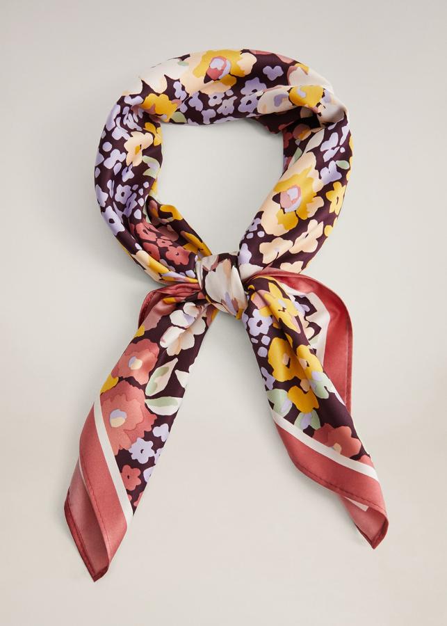 Pañuelo satinado con estampado de flores multicolor de la nueva colección de Mango Outlet (6,99 euros)