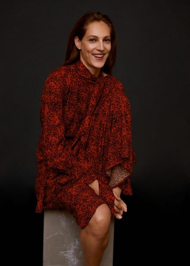 Vestido midi con estampado en rojo oscuro y negro de Mango Outlet (39,99 euros)