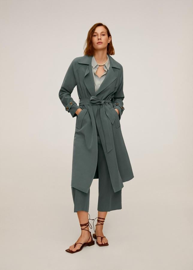 Trench fluido en azul verdoso con cinturón de Mango Outlet (47,99 euros)