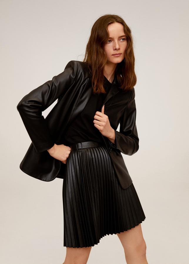 Falda plisada efecto piel de color negro de Mango Outlet (20,99 euros)