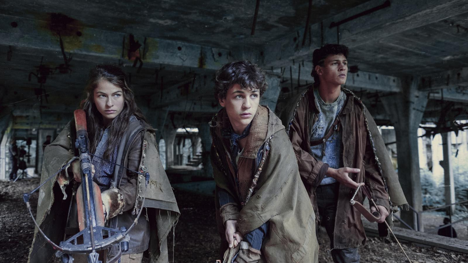 Tribus de Europa. Temporada 1. Netflix. 19 de febrero.Año 2074. Tras una enigmática catástrofe mundial las tribus que emergen de las ruinas de Europa libran una guerra. Una producción de ciencia ficción de seis episodios en la que un grupo de adolescentes se verán obligados a forjar su propio destino en una trepidante lucha por el futuro de esa nueva Europa.