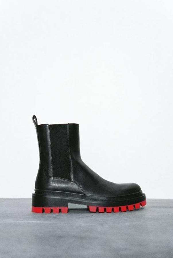 Nos encanta el detalle de la suela track en rojo de estos botines comodísimos con elástico de Zara, que están rebajados en los Special Prices a 39.99 euros.