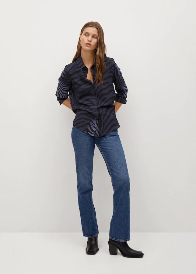 Camisa de animal print de poliester reciclado en fondo azul: 19,99 euros. De la XS a la L.