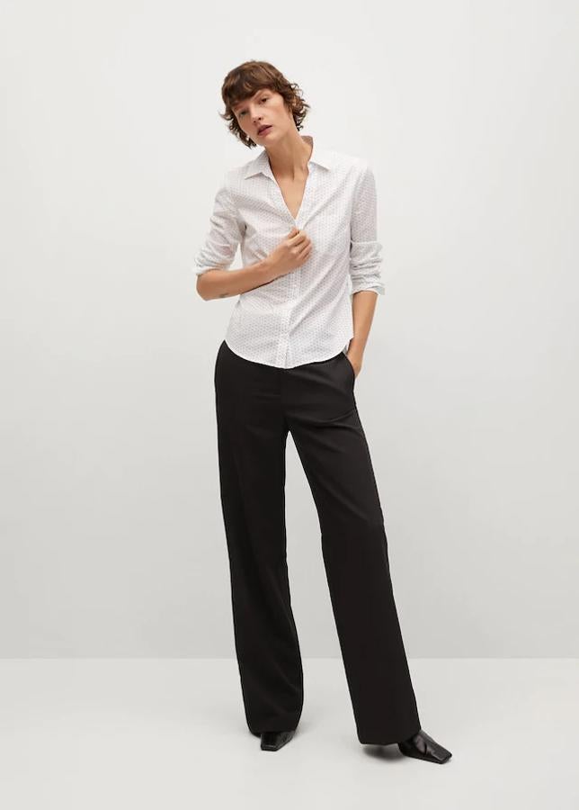 Camisa blanca con microestampado en negro: 19,99 euros. Disponible solo en la XS.