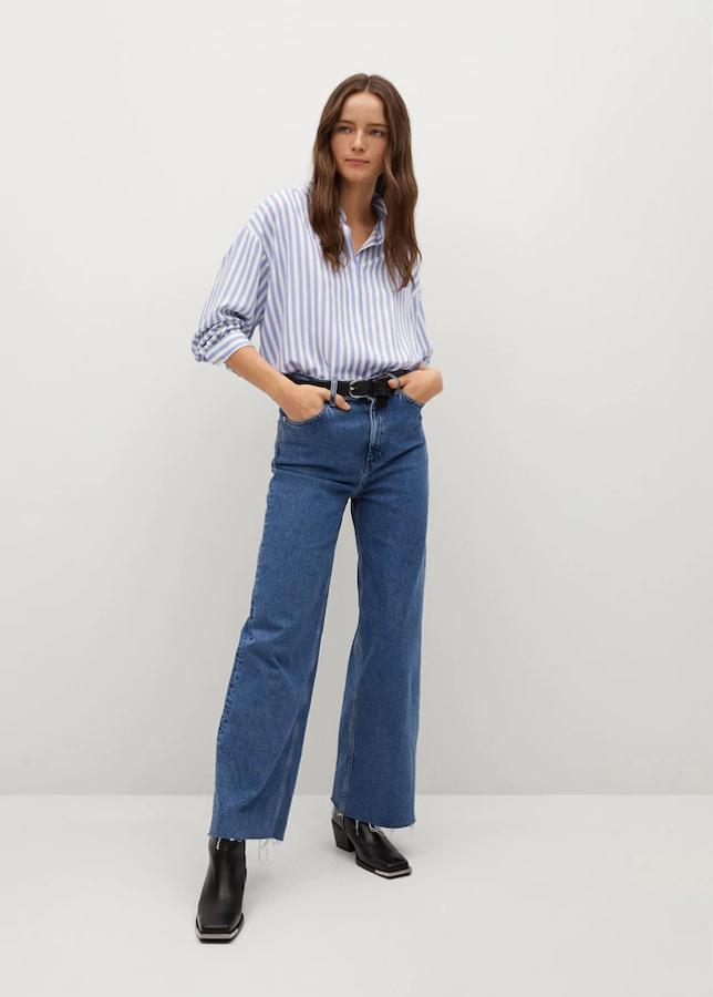 Camisa de rayas azules y blancas fluida: 19,99 euros. De la XS a la XL.