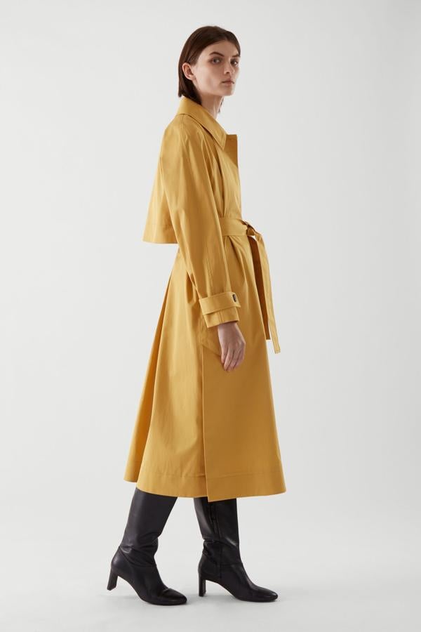 Gabardina oversize en tono mostaza, de COS (175 €).
