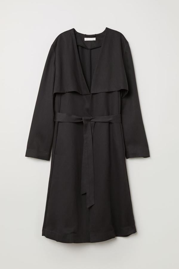 Gabardina en sarga suave de lyocell Tencel con canesú suelto delante y detrás, bolsillos en las costuras laterales, cinturón de anudar extraíble y abertura detrás, de H&M (49,99 €).