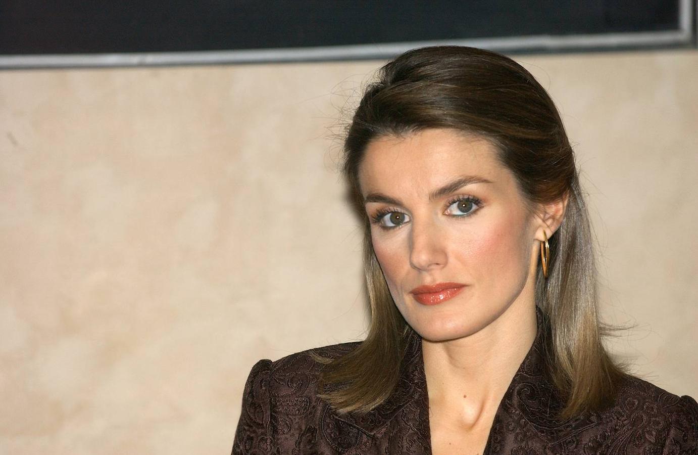 Todas lo hemos vivido... exceso de corrector en la zona de las ojeras y pómulo muy marcado con polvos de sol. ¿El resultado? Una mala pasada de los flashes, que no hacen más que intensificar el efecto.