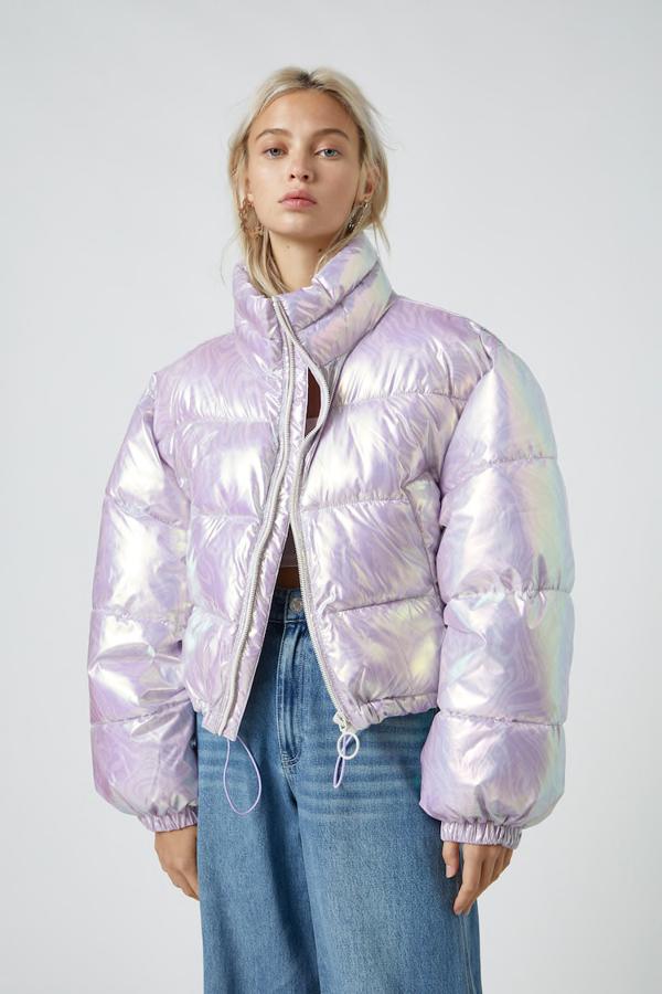 Cazadora acolchada de cuello alto, con bolsillos laterales y cierre mediante cremallera, de las rebajas de Pull & Bear (9,99 €).