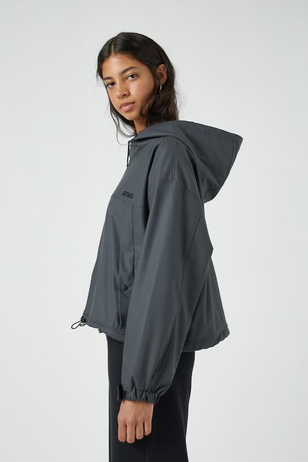 Chubasquerto corto en tejido técnico, con capucha, bolsillos laterales, bajo ajustable y cierre mediante cremallera, de las rebajas de Pull & Bear (9,99 €).