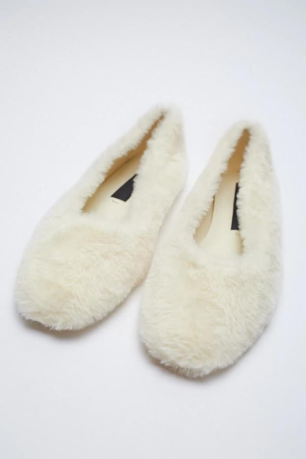 Bailarinas efecto pelo blanco roto: 25,95 euros. Disponible del 35 al 41.