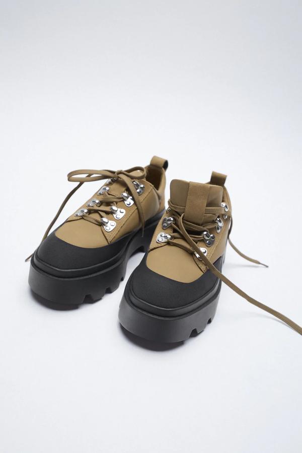 Zapatos planos con suela track estilo montañero color topo: 39,95 euros. Tallas de la 35 al 42.