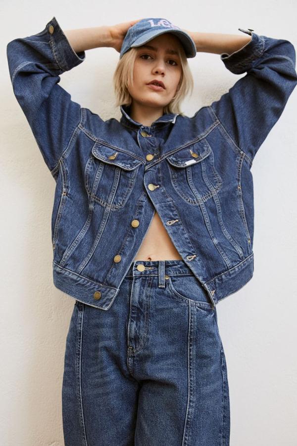 En azul claro o en azul oscura, esta cazadora vaquera en denim extrasuave de mezcla de lyocell sostenible viene con cuello clásico y cierre de botones metalizados en el frontal, con bolsillos superiores con solapa y botón y bolsillos discretos en los laterales. Con diseño de hombros caídos, mangas amplias con puños sencillos y trabilla con botón en el bajo, solo está a la venta en la web, cuesta 39,99 euros y está disponible entre las tallas XXS y XL.