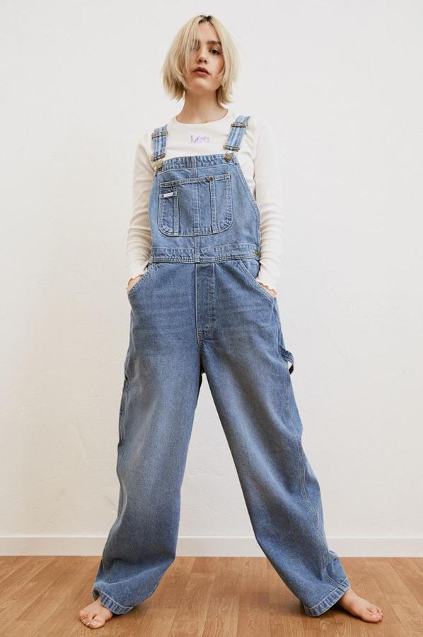 Diseño oversize para este peto vaquero en algodón reciclado con cierre decorativo, tirantes ajustables con hebilla de metal y bolsillos superiores, delanteros y traseros. Con perneras rectas, costura en la cintura con botones en los laterales y costuras delante y detrás, está confeccionado en denim elaborado sin productos químicos perjudiciales para el medio ambiente. De venta exclusiva en la web, solo queda en la talla M y cuesta 39,99 euros.