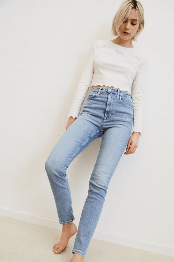 En azul denim claro elástico de mezcla de algodón reciclado y elastano parcialmente reciclado, este vaquero de talle extraalto con perneras ajustadas y cierre de cremallera con botón cuesta 29,99 euros y en las tiendas está disponible entre las tallas 32 y 50, aunque en la web solo queda en la 48 y la 50.