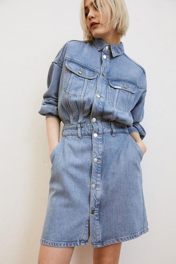Diseño corto oversize en azul denim extrasuave de mezcla de lyocell sostenible para este vestido con cuello clásico, hombros caídos y mangas largas amplias con botón de metal en los puños. Con cierre frontal de botones metalizados, tiene un precio de 39,99 euros y está disponible únicamente en la web entre las tallas 32 y 50.
