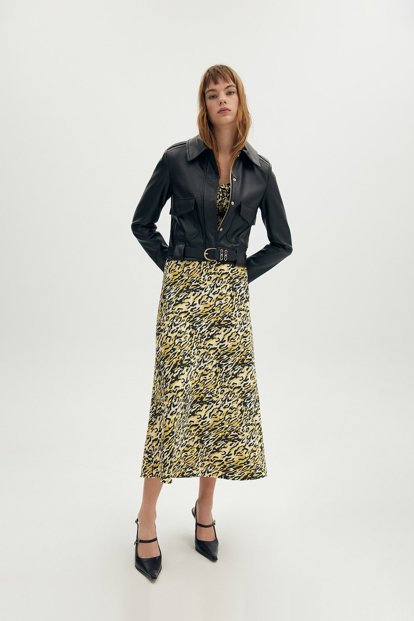 Falda midi lencera con estampado de leopardo en tonos flúor. (29,99 euros).