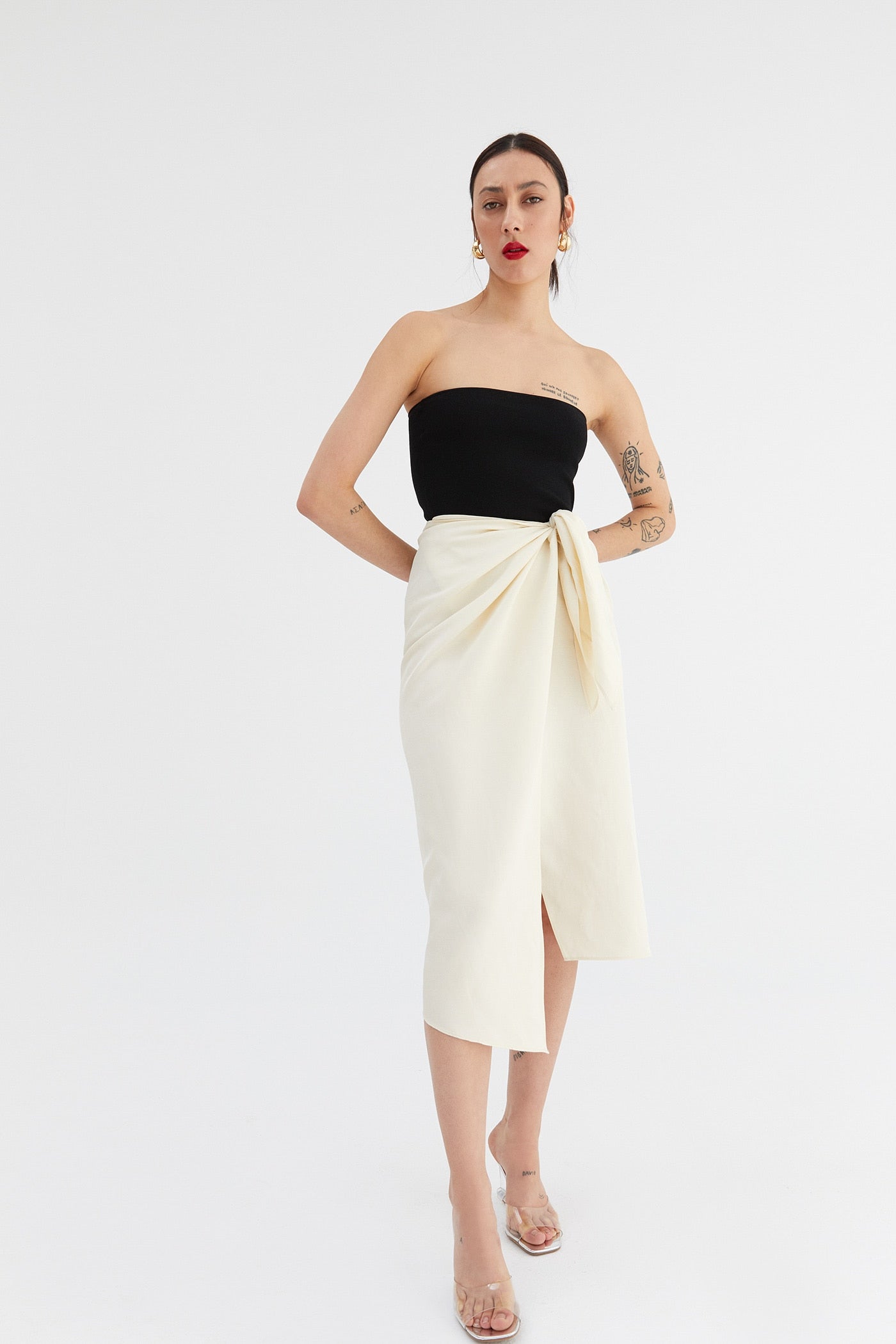 Terminamos con la falda cruzada tipo pareo que arrasó el pasado verano y que volverá esta primavera con más fuerza. Ficha este diseño de Sfera para presumir de figura antes de que se agote. (39,99 euros).