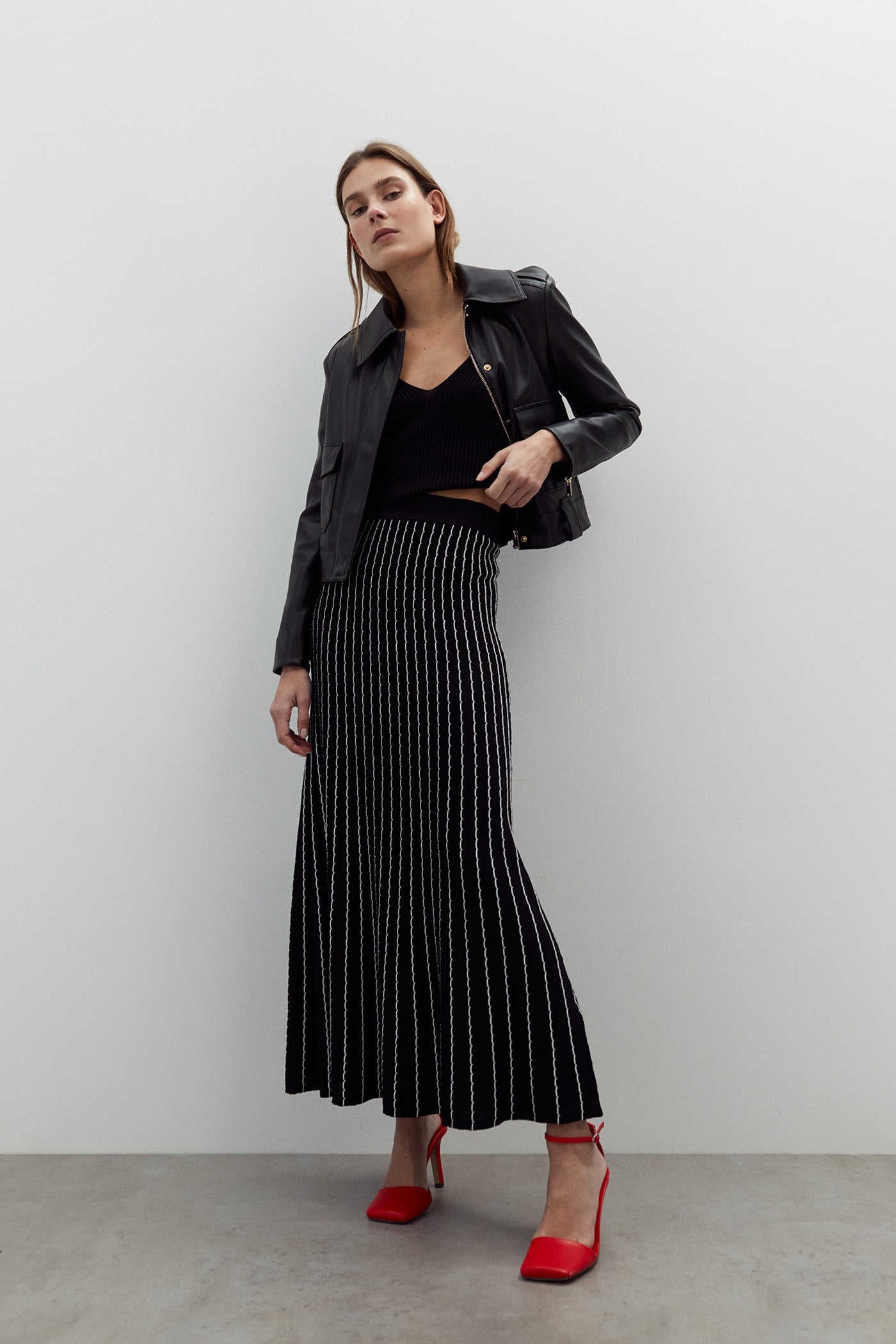 Falda midi elástica con ondas a contraste en blanco y negro de Sfera. Una falda a prueba de estilos. Combínalas con zapatillas blancas o con zapatos de tacón para las ocasiones más especiales. (29,99 euros).