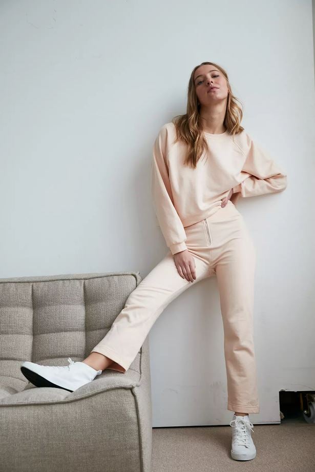 Este conjunto de sudadera 'cropped' (12 euros) y pantalones de cintura alta con cremallera (también 12 euros) es una de las propuestas 'comfy' que más estiliza de todas las que hemos visto hasta ahora.