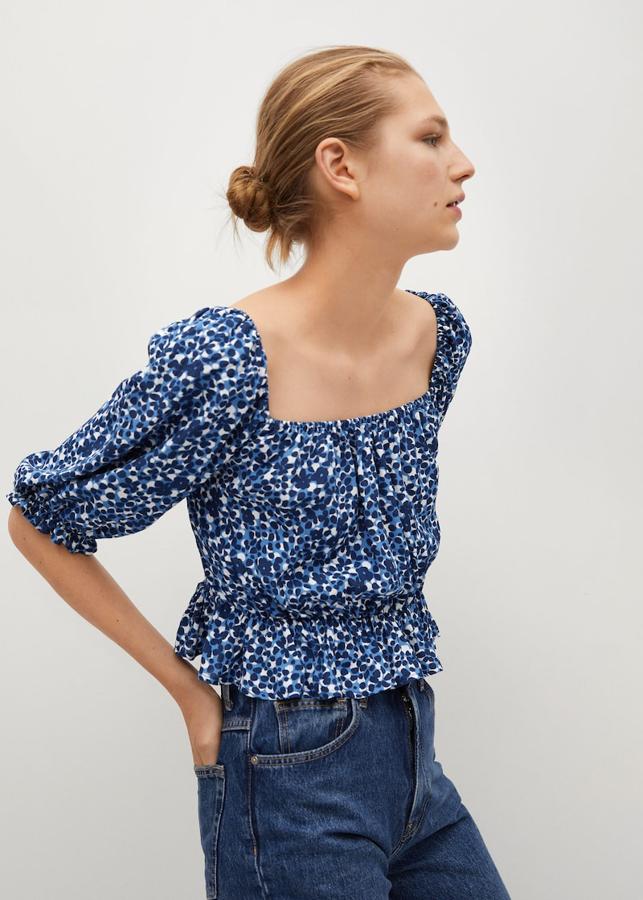 Top con mangas abullonadas y estampado en tonos azules de Mango (25,99 euros)