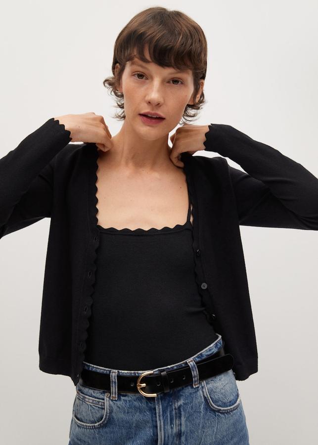 Chaqueta negra con el bajo festoneado de Mango (19,99 euros)