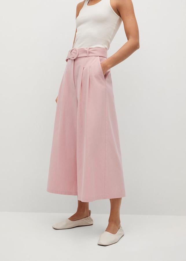 Pantalón rosa con cinturón y corte palazzo de Mango (29,99 euros)