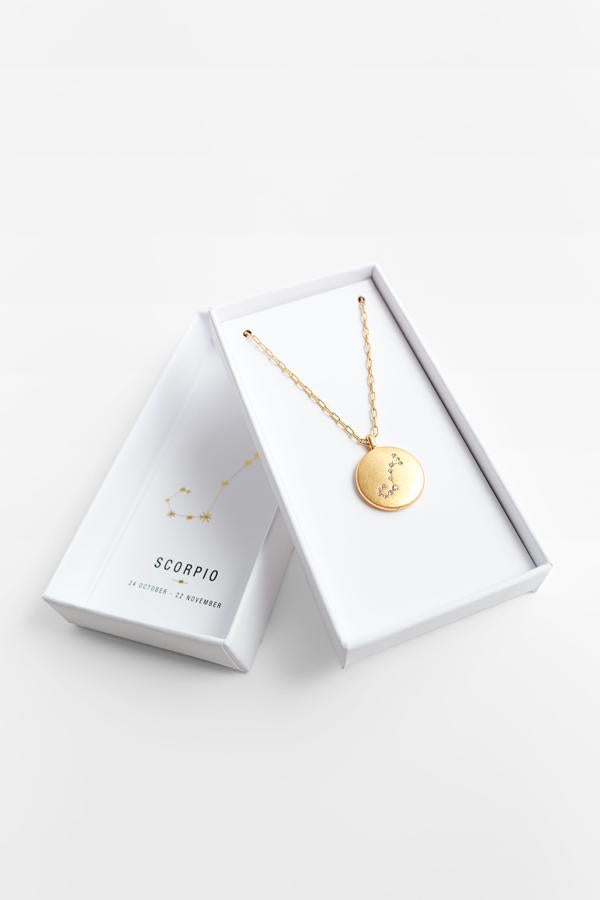 Colgante dorado circular con dgrabado del signo del zodiáco de la nueva coleccíon de Zara (12,99 euros)