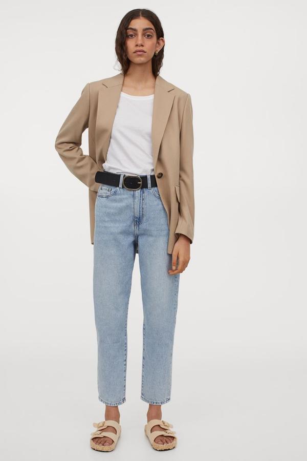 Americana beige (29,99 €) y pantalones vaqueros mom loose (19,99 €), ambos de H&M.