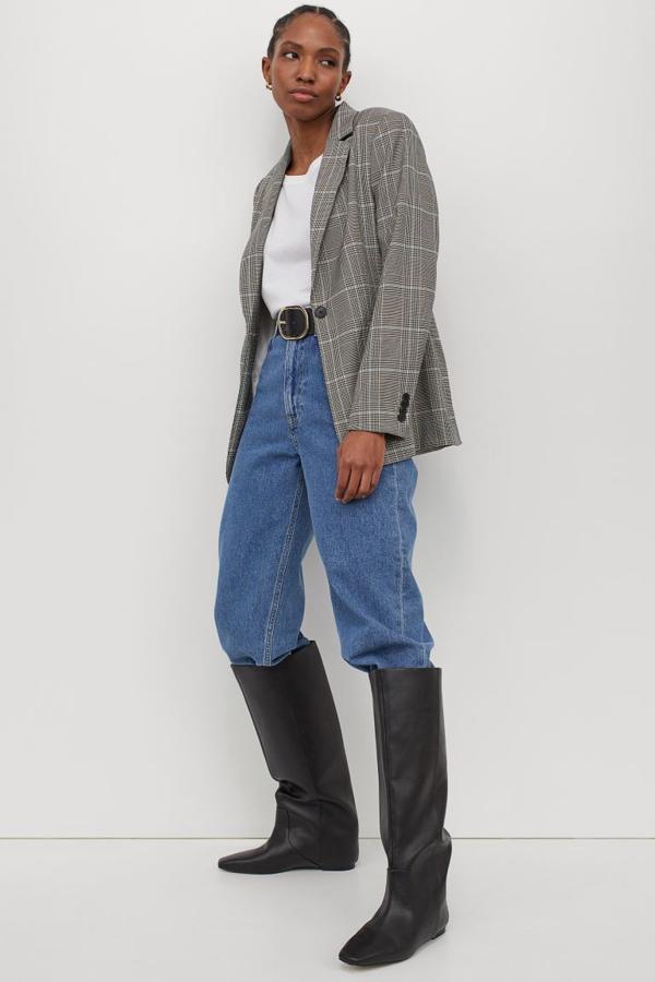 Americana entallada con estampado de cuadros (39,99 €), vaqueros y botas, todo de H&M.