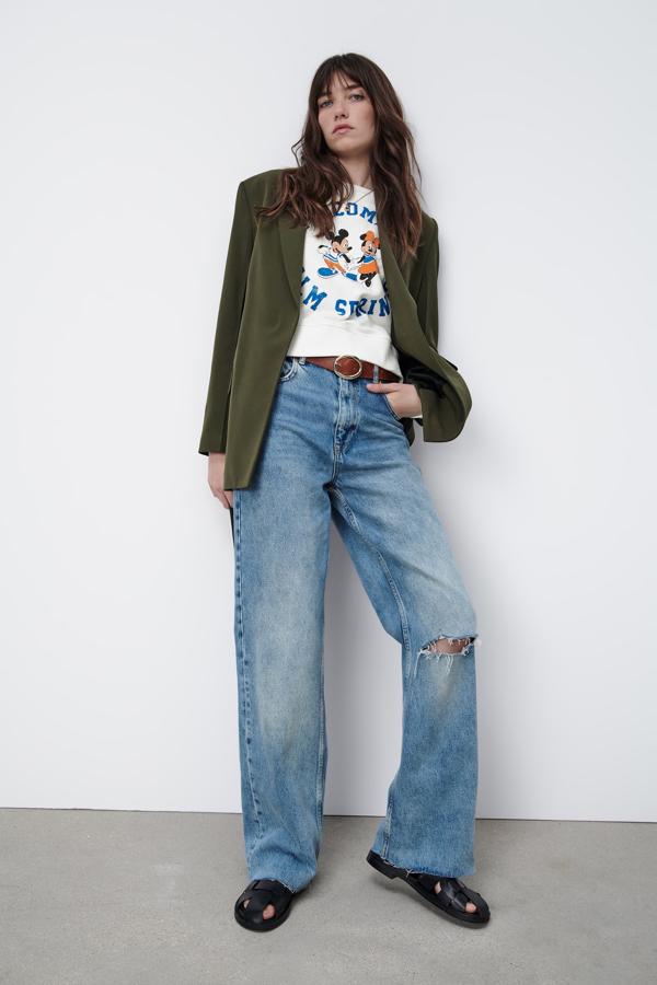 Americana verde oversize (69,95 €) y vaqueros rectos de tiro alto (29,95 €), ambos de Zara.
