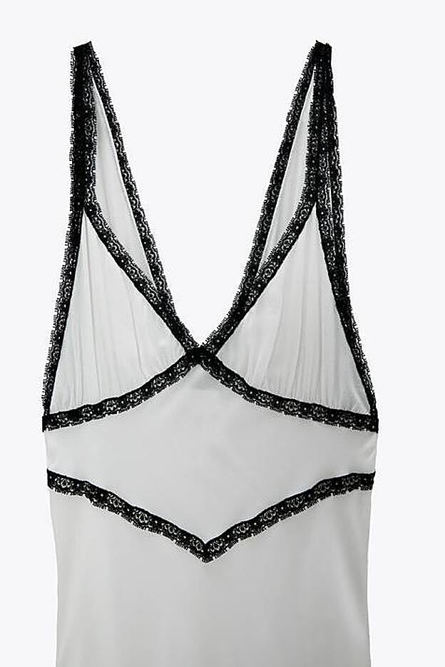 Con un bonito encaje de color negro tanto en la zona del pecho como en el bajo, este camisón resulta de lo más elegante.