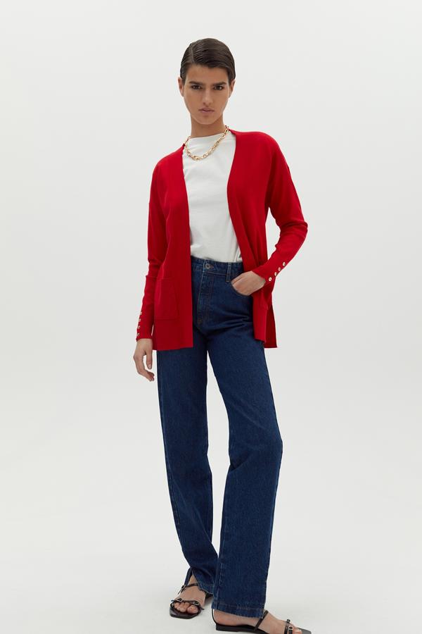 Con detalle de botones en el puño, esta chaqueta de punto con diseño abierto está disponible en varios colores y tiene un precio de 15,99 euros.