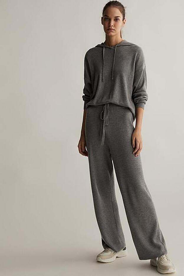 En color gris y cordones ajustables tanto en el pantalón como en el jersey, este conjunto gris promete ser uno de los best sellers de la marca.