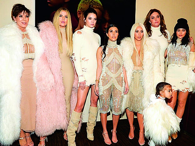 Retrato de familia con Kris Jenner, Khloe Kardashian, Kendall Jenner, Kourtney Kardashian, Kim Kardashian, Kaitie Jenner, Kylie Jenner, y la pequeña North.