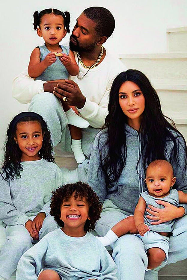 Kim Kardashian con Kanye West y sus cuatro hijos –North (7 años), Saint (5), Chicago (3) y Psalm (18 meses).