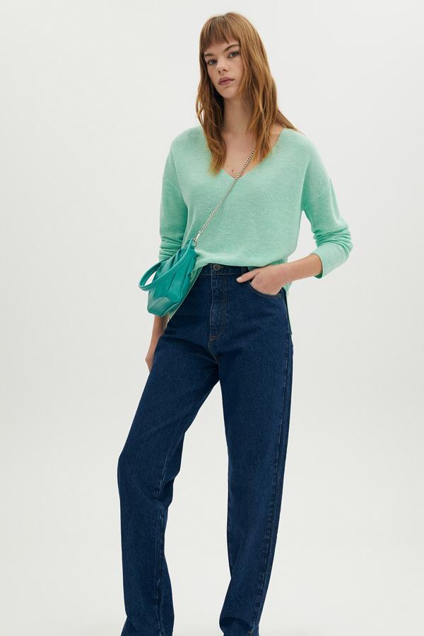 En color verde pastel, este jersey con cuello de pico y costura caída al hombro está disponible en otros tonos y tiene un precio de 17,99 euros.