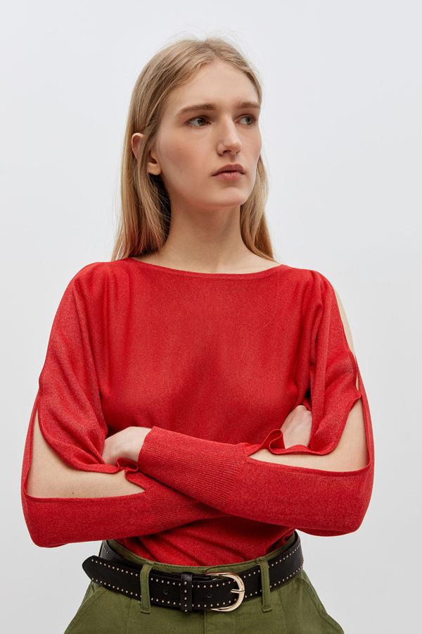 Disponible en rojo o en beige tostado, este jersey cut ut con efecto brillo y cuello redondo tiene un precio de 17,99 euros.