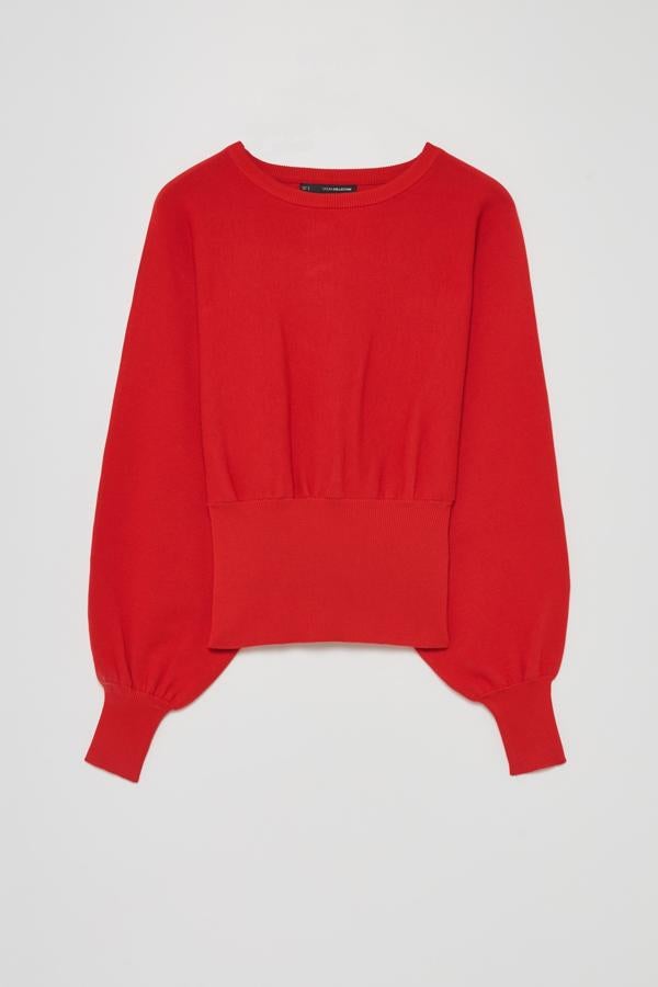 Este jersey de punto en color rojo cuenta con cuello redondeado y manga japonesa con elástico en el puño. Tiene un precio de 23,99 euros y es talla única.