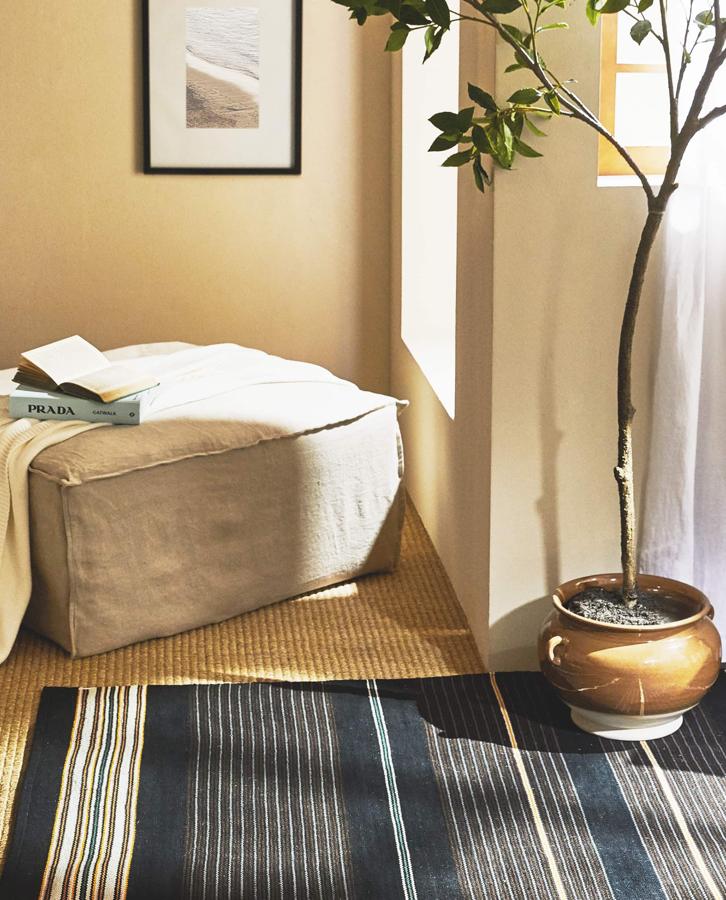 Con unas medidas de 60x120 centímetros esta alfombra de algodón en azul oscuro con rayas está aún disponible con un precio de 15,99 euros.