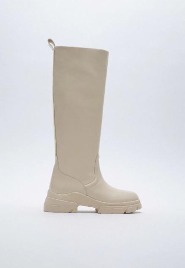 Botas blancas engomadas con cuela track, de Zara (109 euros).